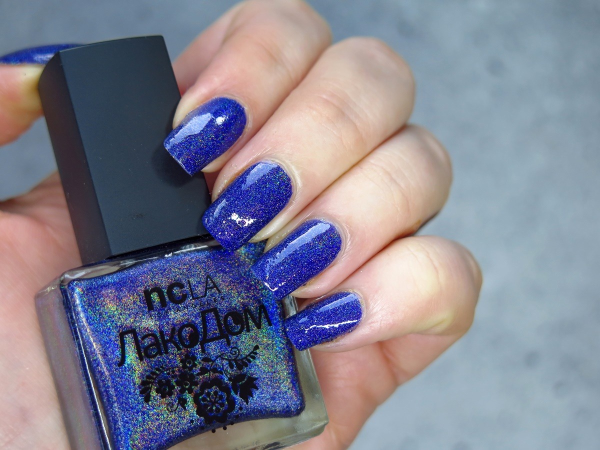 niebieski granatowy kobaltowy lakier do paznokci holograficzny NCLA Volga swatch