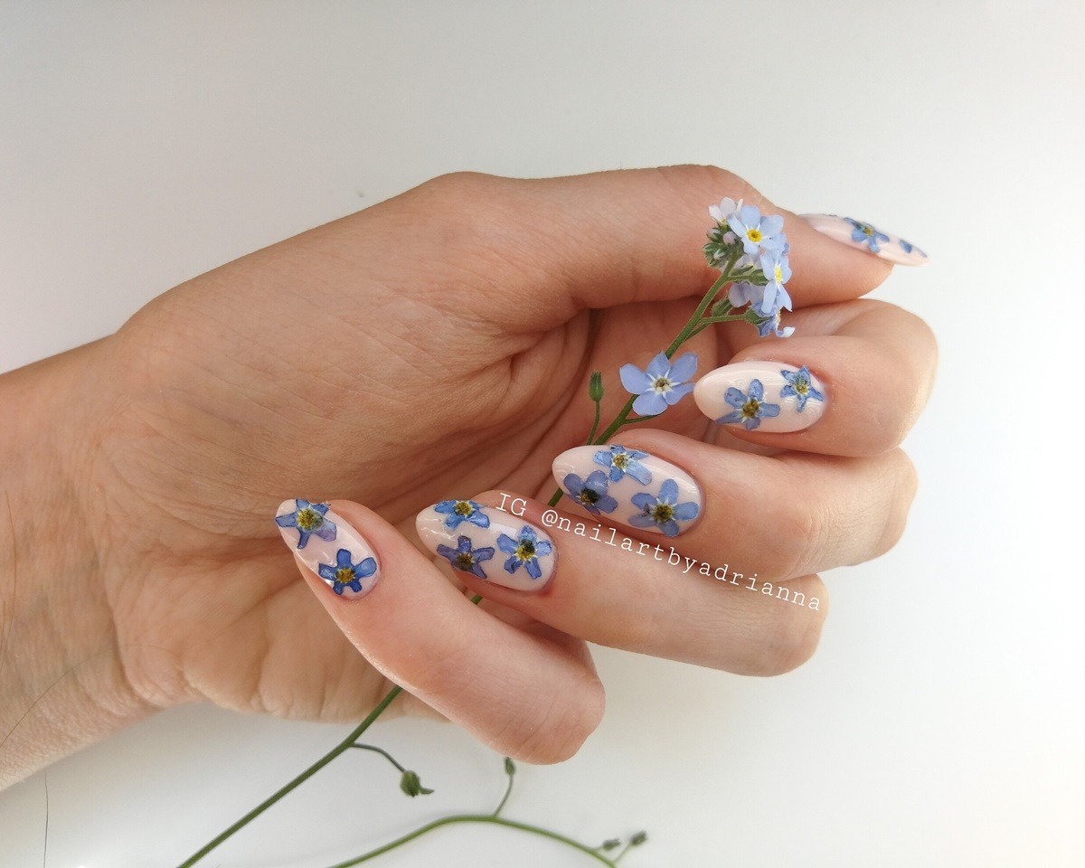 Zdobienie paznokci niezapominajki suszone kwiatki wtopione topcoat niebieskie 