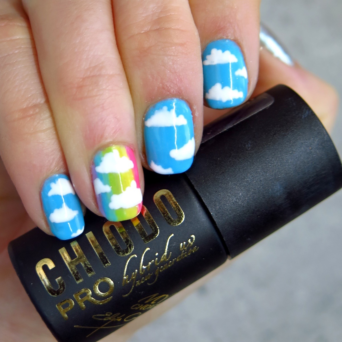zdobienie paznokci na lato wzory w chmurki i tęczę tęczowe zdobienie stylizacja paznokci na urlop wakacje 