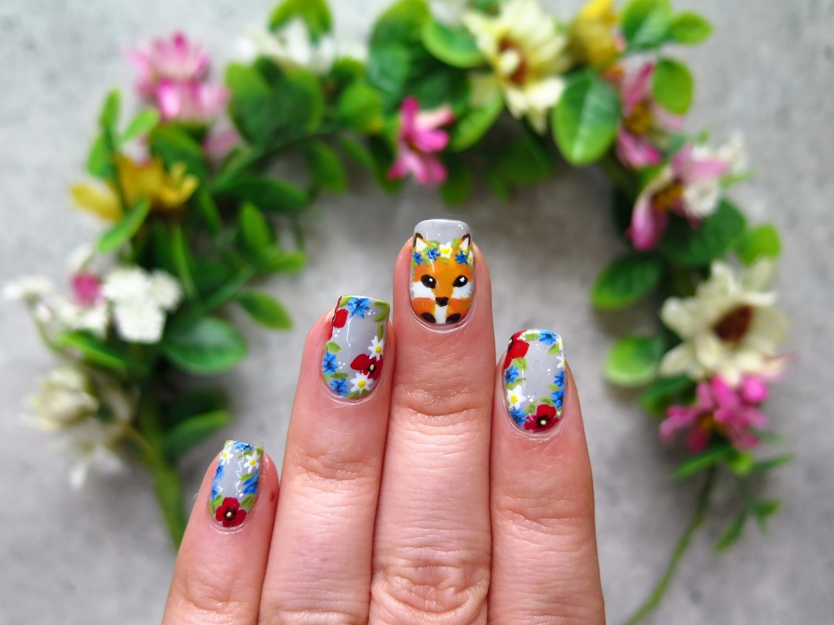 zdobienie paznokci w kwiaty wianek lis