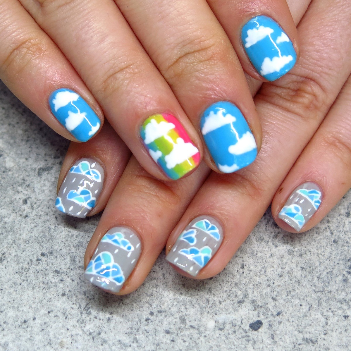 zdobienie paznokci na lato wzory w chmurki i tęczę tęczowe zdobienie stylizacja paznokci na urlop wakacje 