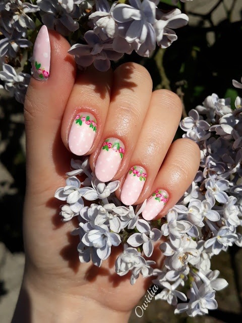 zdobienie paznokci w kwiatki różowe pastelowe dziewczęce delikatne