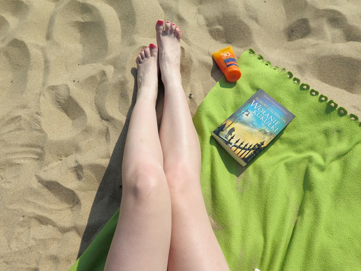 czytanie książek na plaży co czytać na lato wakacje urlop kryminał polecam 