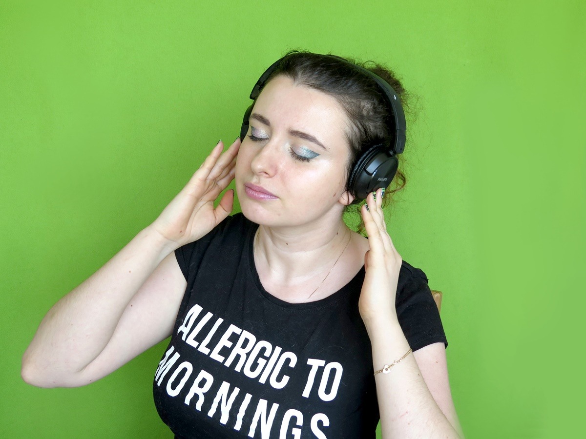dziewczyna słucha muzyki audiobook słuchawki bezprzewodowe philips 