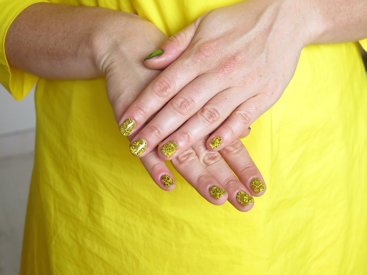 Żółte paznokcie na lato sukienka w kolorze żółtym stylizacja total look 
