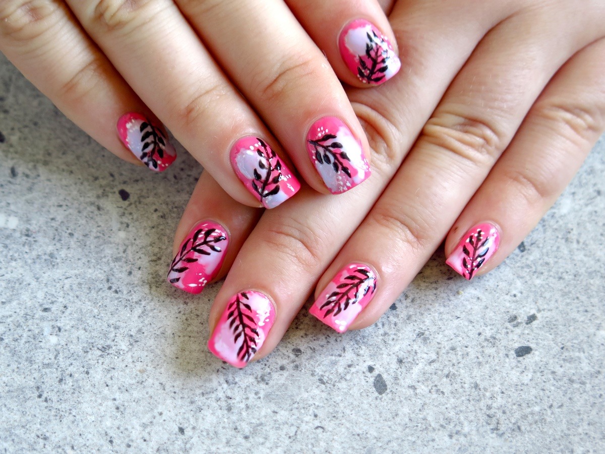 modne zdobienie paznokci na lato wakacje koralowe różowe kolorowe liście tropikalne