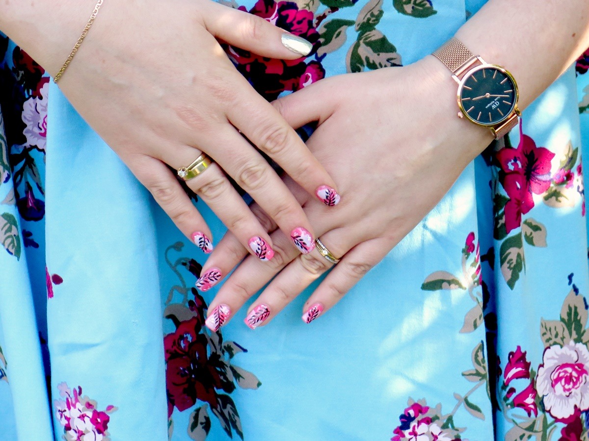 stylizacja na komunię wesele paznokcie biżuteria zegarek sukienka w kwiaty