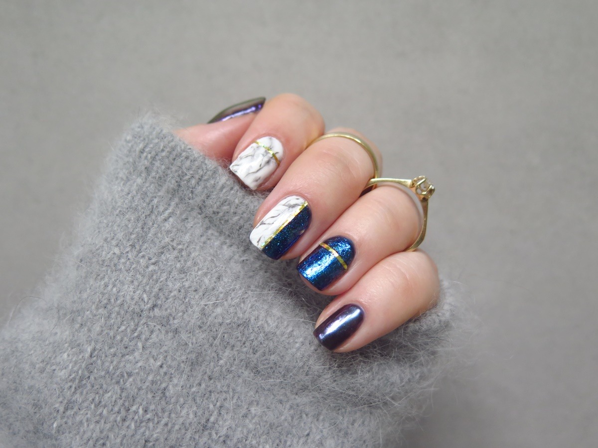 zdobienie paznokci marmurek złota tasiemka granatowy multichrome