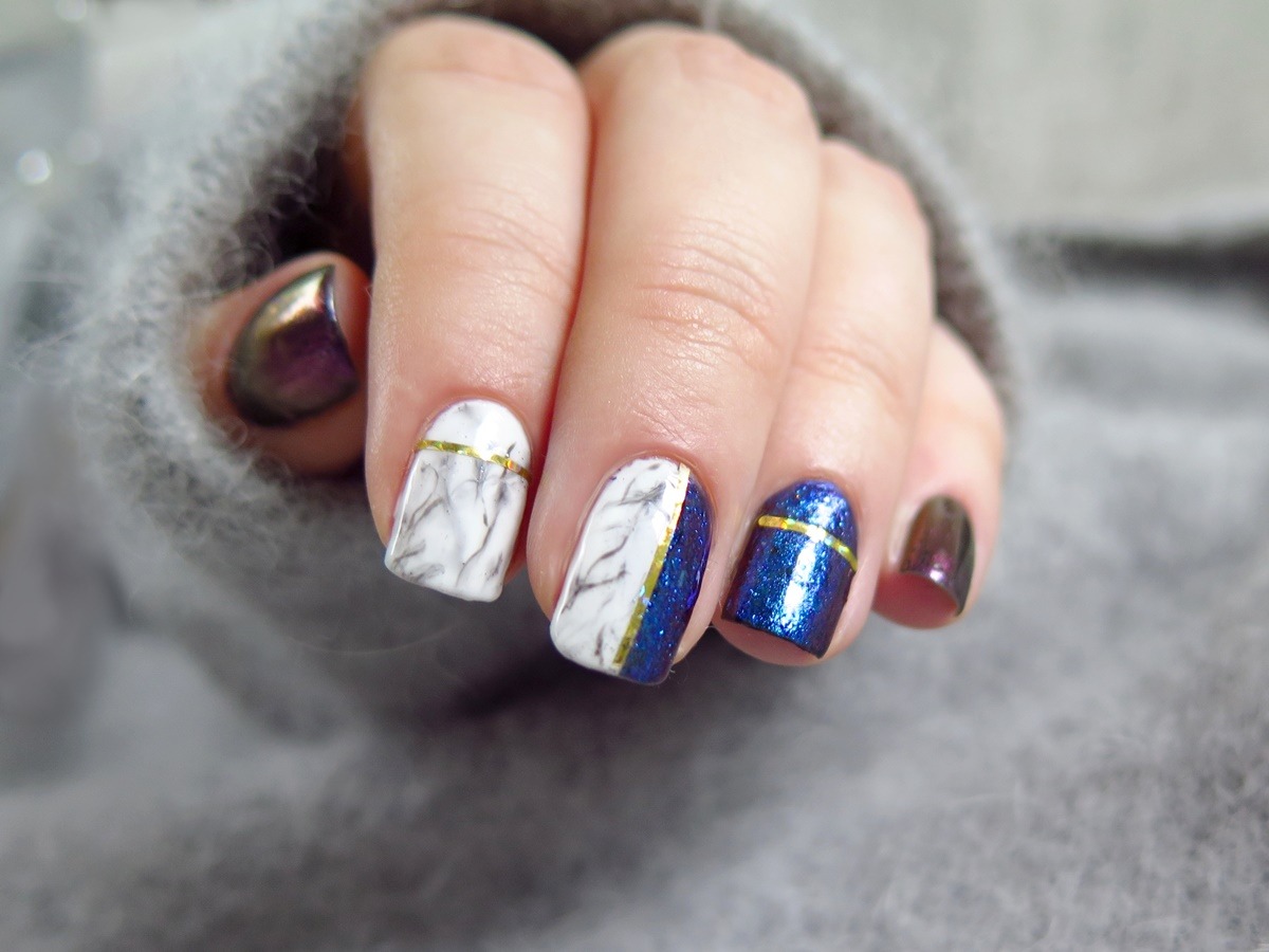 zdobienie paznokci marmurek złota tasiemka granatowy multichrome