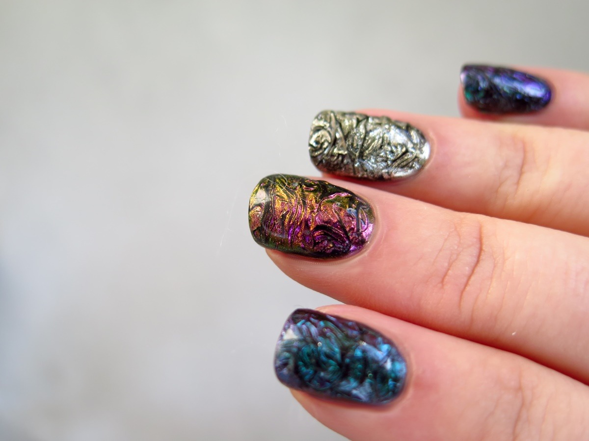 paznokcie hybrydowe efekt giętego metalu strukturalne zdobienie fantasy structure