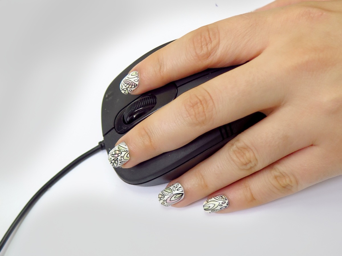 myszka komputerowa dłoń paznokcie